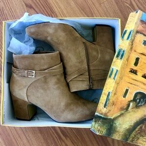 New in box Bella Vita Arletta Dre suede booties